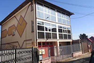 Casă cu 9 camere în Crângului