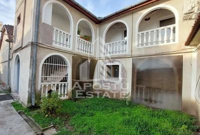 Casa individuala, cu 12 camere,5 bai, acces auto, teren 642, Girocului - 14
