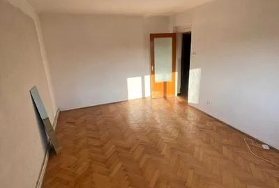 Apartament cu 3 camere decomandat în Cetate