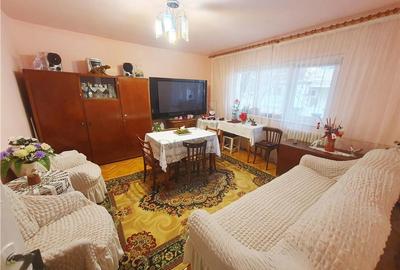 Apartament cu 3 camere decomandat, mobilat în Girocului