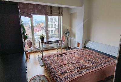 Apartament cu 3 camere semidecomandat, mobilat în Central