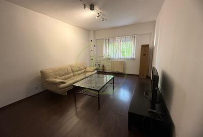 Apartament cu 3 camere decomandat, mobilat în Calea București