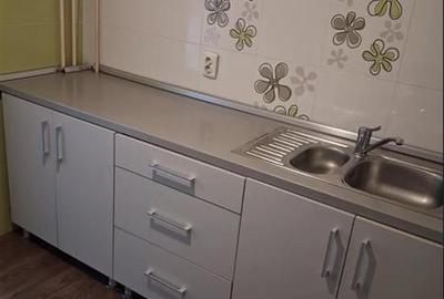Decomandat cu 2 bai la etajul 2 linga Casa de Pensii - 4