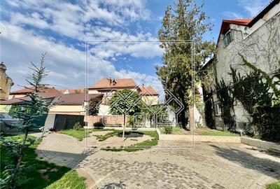 Casă individuală cu 10 camere în Central