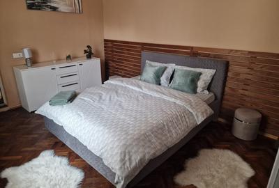 Apartament cu 2 camere semidecomandat, mobilat în Central