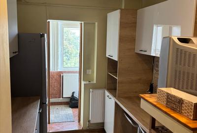 Apartament cu 3 camere decomandat în Micro 17