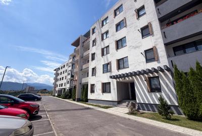 Apartament cu 3 camere decomandat în Tractorul