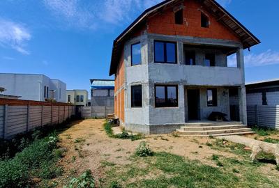 Casă individuală cu 5 camere în Malu Mare