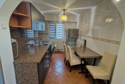 Apartament cu 3 camere decomandat, mobilat în Păcii