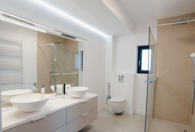 Sanctuar Urban în Inima Piperei: Eleganță Contemporană pe 1.000 mp de Intimitate - 6