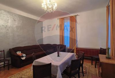 Casă cu 3 camere de vânzare în zona Centrală - 3