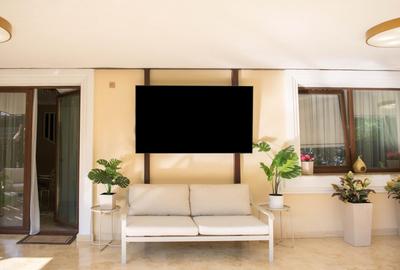 Casă superfinisată, complet mobilată, cu piscină încălzită – 5 camere, 5 băi - 14