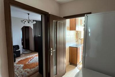 Apartament cu 3 camere semidecomandat, mobilat în Central