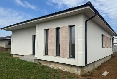 Casă individuală cu 5 camere în Tunari