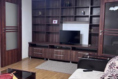 Apartament cu 3 camere semidecomandat, mobilat în Dristor