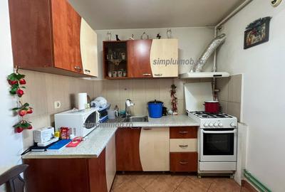 Apartament cu 3 camere decomandat, mobilat în Periferie