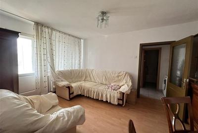 Apartament cu 3 camere semidecomandat în Podu Roș