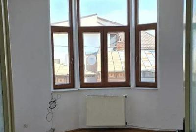 De vanzare Ap. 3 camere,pod, subsol in Vila, Hala Traian, sect. 3 - 2