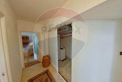 Apartament cu 3 camere de vânzare Str. 1 Mai - 10