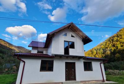 Casă individuală cu 7 camere în Mărișel