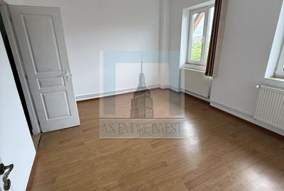 Apartament cu 2 camere decomandat în Hărmanului