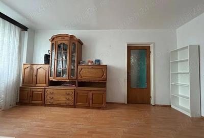 Apartament cu 3 camere semidecomandat în Pantelimon