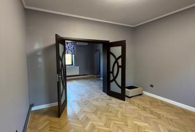 Parter de vila stradal - Calea Vitan colt cu Mihai Bravu / 2 camere - 50mp - 2