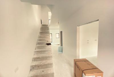 Duplex cu 4 camere si mansarda. Curte 250 mp. Comision 0 - 12