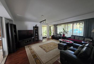 Casă individuală cu 7 camere în 1 Decembrie