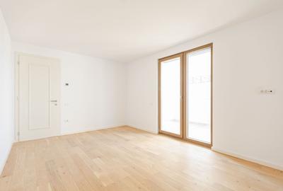 Casa Modernă cu Spații Vitrate Generoase - 14
