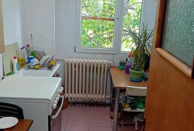 Apartament cu 3 camere semidecomandat în Alexandru Obregia