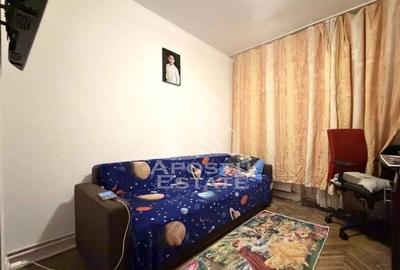 Apartament cu 3 camere, decomandat, etaj 3, zona Sagului - 1