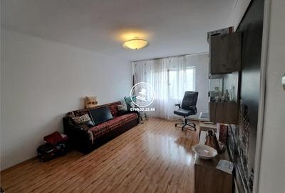 Apartament decomandat, 3 camere si 2 balcoane, Rond Vechi Cug