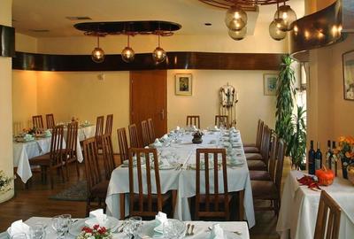 Hotel 4 stele, zona Pta Victoriei,cu restaurant si crama,comision 0 - 10