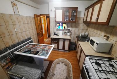 Apartament cu 3 camere decomandat, etaj 2/4, zona Cug - 7