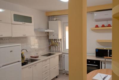 Apartament cu 3 camere decomandat, mobilat în Casa de Cultură