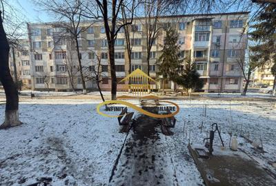 De vanzare apartament 3 camere Roman Neamt - 1