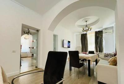 Bijuterie Arhitecturală: Refugiul tău de Lux cu Piscină în Inima Orașului - 10