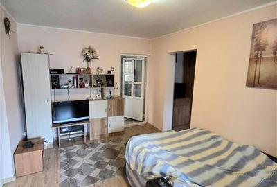 Apartament cu 3 camere nedecomandat în Tomis III