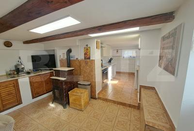 Casă săsească renovată integral, 2200 mp teren, ideală pentru două familii - 8
