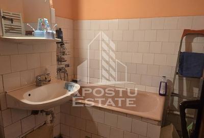 Apartament de vanzare cu 3 camere, centrala proprie, etaj 3, Lipovei - 7