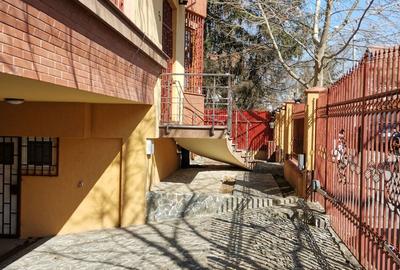 Casă individuală cu 7 camere în Băneasa