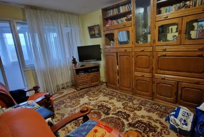 Piata Ramnicu Sarat - 3 camere decomandatE, 64 mp, balcon, etaj 5/10, metrou - 1