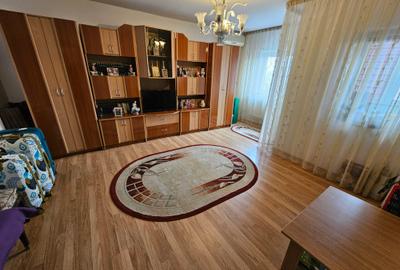 Apartament cu 3 camere decomandat în Drumul Sării