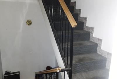 Vand casa cu 10 camere in zona 7 Noiembrie - 10