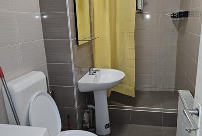De inchiriat apartament cu trei camere , decomandat cu centrala proprie , etaj 1 - 5