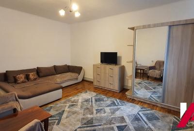 Inchiriez   garsoniera  renovata, situata central pe str. 9 Mai etaj 1,mobilata - 1