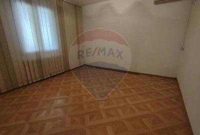 Apartament cu 3 camere decomandat în Sud