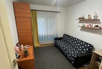 Apartament cu 3 camere decomandat în Nicolina