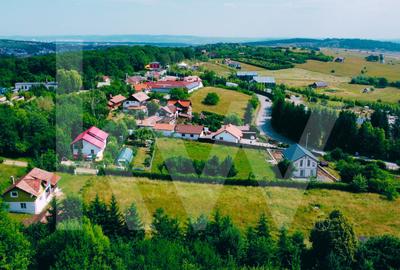Teren intravilan 2000 mp - Tocile, vedere panoramică spre munte și pădure - 9